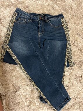 Judy Blue  Women's Jeans with Leopard Trim
Size 5/27 stretchy
